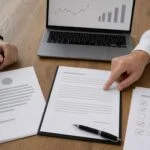 Omawianie oferty SEO i projektu umowy przy stole