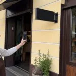 Właścicielka piekarni nagrywa telefonem wejście do sklepu podczas weryfikacji wizytówki